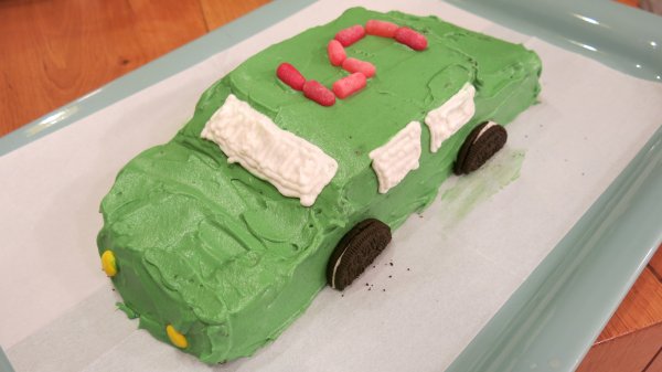 עוגת יום הולדת בצורת מכונית