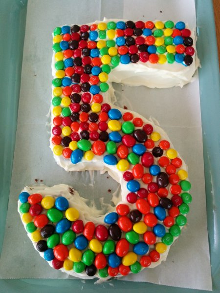 עוגת יום הולדת בצורת המספר 5