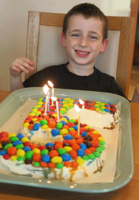 עוגת יום הולדת בצורת המספר חמש 5