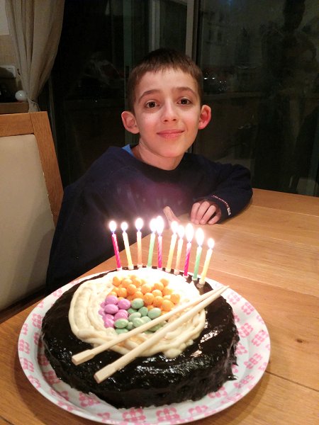 עוגת יום הולדת בצורת סושי sushi birthday cake